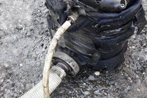 FOTO: Hoţi de motorină, prinşi de poliţiştii din Sebeş în flagrant delict într-o parcare a Autostrăzii A1- zona Câlnic. Unul dintre ei a fost reţinut