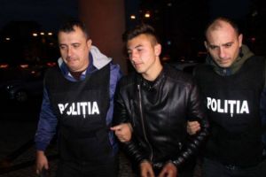 Liceanul acuzat că şi-a omorât tatăl cu toporul a avut un complice. Ambii au fost trimişi în judecată
