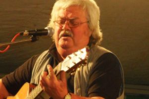 Biblioteca Judeţeană şi NewsAr vă invită la o seară de muzică şi poezie