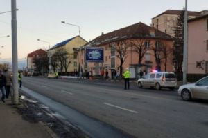 A fost tărâtă de taxi după ce şi-a prins haina în uşa maşinii