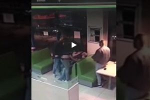 VIDEO/ Bătaie ca-n filme, la PIZZERIE! Client AMENINŢAT cu CUŢITUL