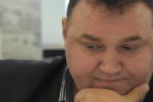 Ameninţat de un executor judecătoresc, secretarul Reşiţei Lucian Bucur a apelat la procurorii DNA! Pentru blocarea vânzării la bucată a locomotivelor cu abur!