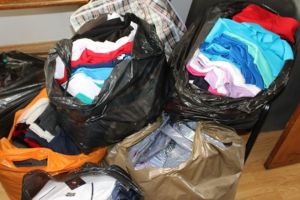 Haine contrafacute, scoase la vanzare in curtea unui spital din Ploiesti. Ce au descoperit politistii