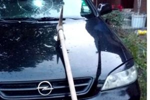 Poliţişti atacaţi cu târnăcopul la Vâlcea. Agresorul a fost potolit cu focuri de armă