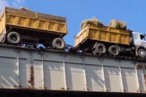 Este CEL MAI PERICULOS POD din lume! Mii de şoferi ÎȘI RISCĂ VIAȚA ca să-l traverseze. TE IA AMEȚEALA când te uiţi