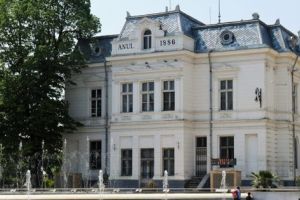 Clădire construită într-un an, renovată în aproape patru