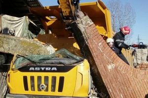 Şofer şi pasager, prinşi sub arcada unei porţi