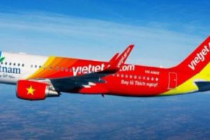 VIDEO. Pasagerii unui avion au avut parte de un SHOW EROTIC incendiar cu STEWARDESE îmbrăcate sumar. Imagini 18+