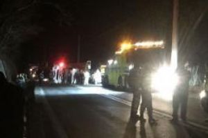 Pe soselele din Romania: Șoferul a avut zile. Tir turcesc, plin cu cherestea, rasturnat peste un autoturism. Cozi de zeci de kilometri. Ore de blocaj (foto)  