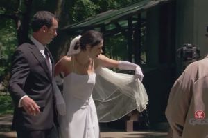 Funny video: Un tip arunca cu apa catre mireasa