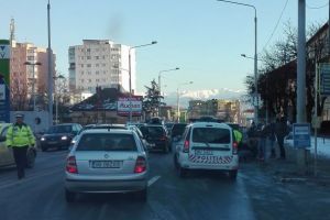 FOTO – Femeie târâtă de un taxi pe Milea. Șoferul nu a băgat de seamă