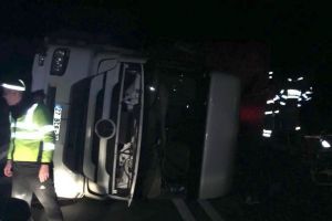 VIDEO – Patru ore de blocaj pe Valea Oltului. O maşină a fost zdrobită de un TIR