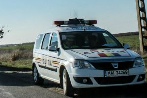 Prins cu maşina cu numere expirate în trafic