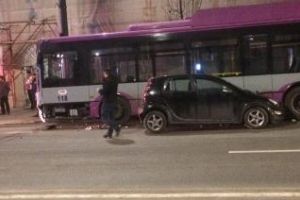 Accident pe Memorandumului! Troleibuz lovit de un Smart - FOTO