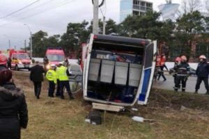 ACCIDENT GRAV. Un microbuz cu CINCI PERSOANE s-a RĂSTURNAT