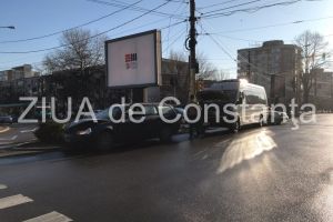 Imagini de la eveniment. Accident rutier in Constanta la intersectia bulevardului Tomis cu strada Tulcei. Un microbuz de calatori implicat