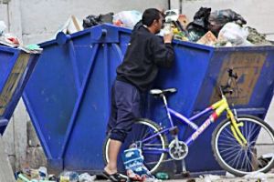 Adio, căutători în gunoaie la Târgu-Mureş? Primarul Dorin Florea, plan pentru stoparea “cumpărăturilor la mallurile de la containere”