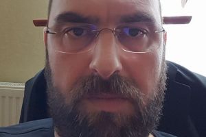 Directorul scolii acuzat de postari nepotrivite pe Facebook si-a retras cererea de demisie