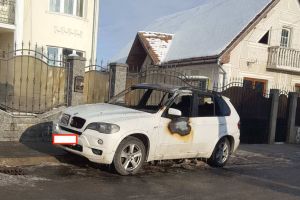BMW-ul X5 incendiat intenţionat pe strada Islazului a luat foc din nou
