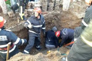 Operaţiune DRAMATICĂ de salvare. Un muncitor, prins sub o PLACĂ de BETON