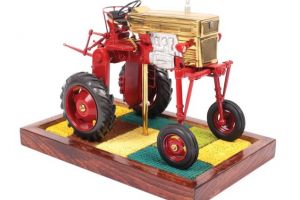 Machetă tractor dăruită de „Uzina Tractorul Braşov” lui Nicolae Ceauşescu, vândută la licitaţie