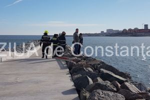Cadavru gasit in mare in zona digului de pe plaja Modern din Constanta. Pompierii chemati in ajutor