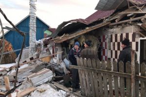 Casă distrusă şi o femeie cu arsuri, după o explozie