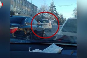 O maşină a MAI, filmată în timp ce intră pe roşu în intersecţie, în faţa Poliţiei