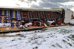 Un autotren ucrainean încărcat cu citrice s-a răsturnat la Grăniceşti