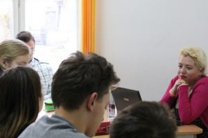 FOTO: Autoarea Crista Bilciu, profesoară pentru o zi la Colegiul Naţional „Unirea”