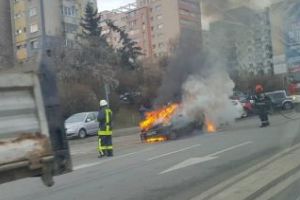 Cluj: O maşină a luat foc pe Calea Floreşti - FOTO