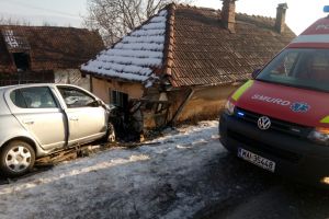 Două persoane rănite într-un accident petrecut în comuna Mugeni