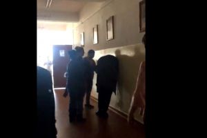 Mămici după gratii: Cele trei femei care au bătut un elev pe holul şcolii au fost reţinute