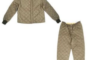 Combinezonul de vânătoare al lui nea Nicu Ceuşescu vândut cu 700 de euro