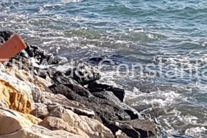 UPDATE: Imagini de la eveniment. Cadavru gasit in mare in zona digului de pe plaja Modern din Constanta. Pompierii chemati in ajutor (galerie foto+video)   