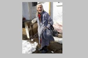 Cu 200 de lei pensie, îndură frigul şi foamea la 100 de ani! Bătrâna are nevoie de ajutor
