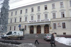 Grefierii de la Tribunalul Suceava sunt în grevă japoneză