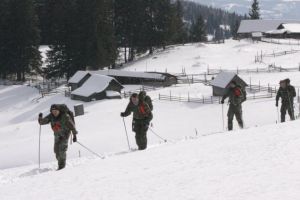 Vânătorii de munte braşoveni participă la un exerciţiu tactic în zona Diham
