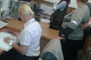 Grefierii ameninţă cu mişcări de protest. Momentan, poartă banderole