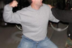 Tanar batut in centrul Ploiestiului de un barbat violent, dupa ce a intervenit intr-un conflict familial