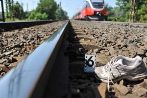 Bărbat din Alba, găsit DECEDAT pe calea ferată, aproape de staţia CFR Deva. Poliţiştii au demarat o anchetă