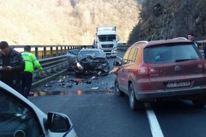 FOTO – Accident pe Valea Oltului. Trafic blocat total la Cârligul Mic