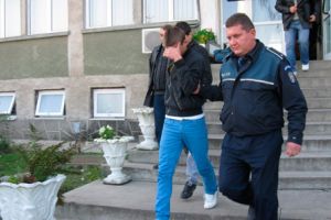 Hoţ de maşini din Satu Mare, prins de poliţişti. Infractorul, un puşti de 18 ani