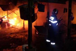 Incendiu la o gospodările din Zâmbreasca: două persoane au ajuns la spital