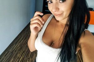 Aşa i-a luat minţile lui Kamara! Cum arată femeia care i-a spart casa. Avem imaginile cu Mădălina in intimitatea ei. E HOT HOT HOT