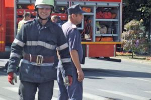 GALERIE FOTO. El este pompierul salvator. Erou şi în timpul liber