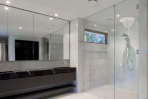 Povestea unei cabine de dus din sticla. De ce trebuie sa renuntam la cada?