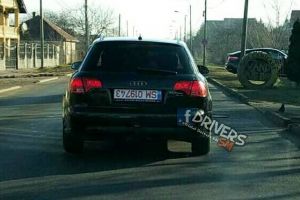 FOTO. Şmecherie sau ce? Şi-a montat invers plăcuţele de înmatriculare!