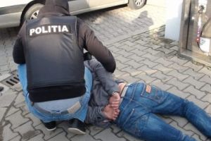 AZI – Traficanţilor de droguri de la Mioveni le-a ieşit cocaina pe nas: au fost arestaţi pentru 30 de zile