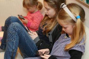 Cea mai mare greşeală a părinţilor faţă de copil: ‘E ca şi cum i-ai da un gram de cocaină’